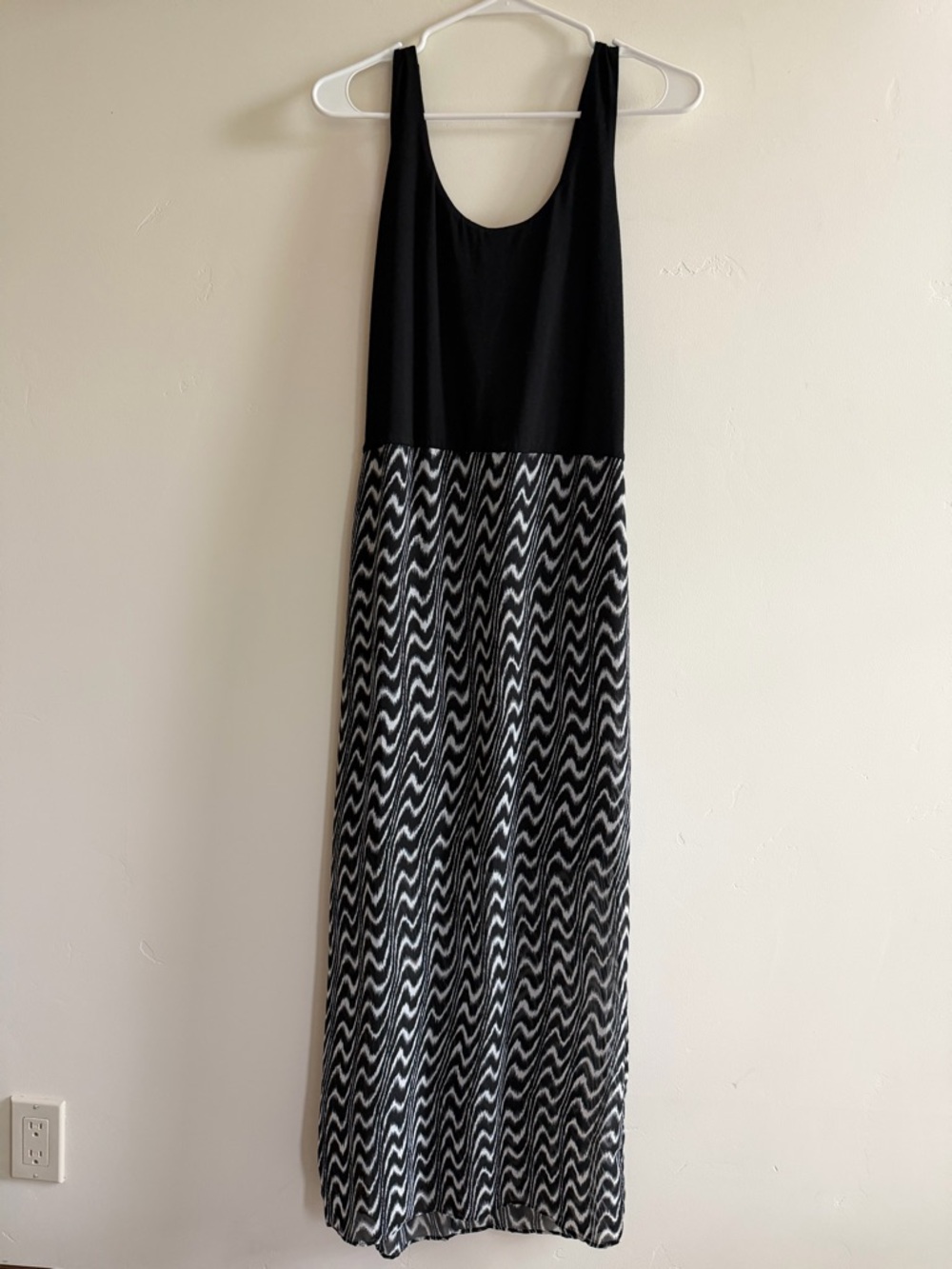 Vince Camuto Black & White Wave-Print Maxi Dress